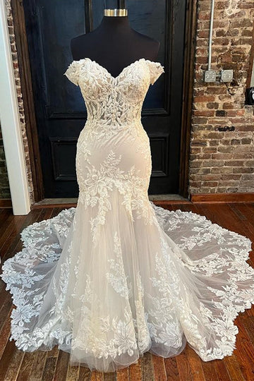 Vestido de novia largo de corte trompeta con hombros descubiertos y apliques